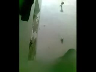 Индийски голям бомби момиче къпане