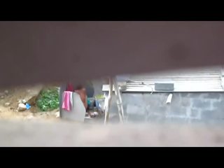 Indisch vrouw baden buitenshuis