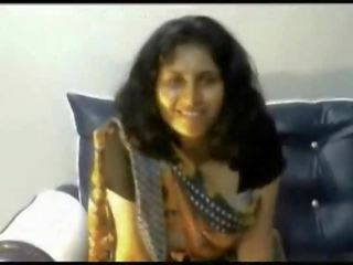 Desi indiano giovane signora strippaggio in saree su webcam mostra tette grosse