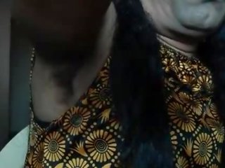 Indiai fiatal hölgy borotválás armpits haj által strai .