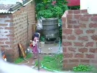 Uita-te acest două teribil sri lankan fiică obtinerea baie în afara