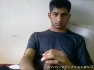Outstanding attractive indický mladík trhne pryč na vačka